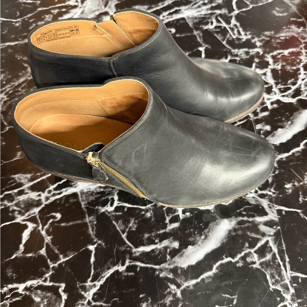 Vionic Leather Ankle Booties sz 8 women's black